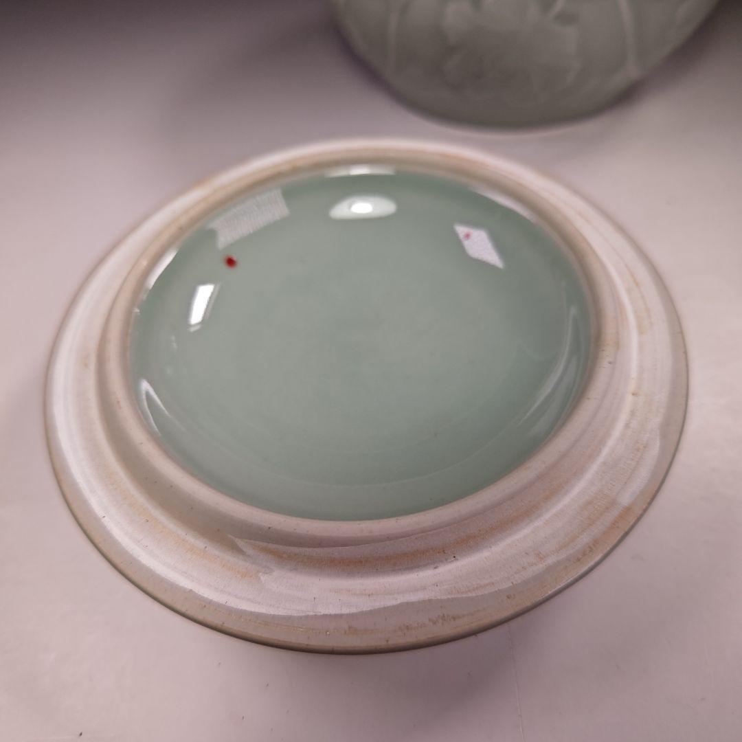 イ653 水指『龍泉窯』『青磁砧牡丹文　水指　替塗蓋付　共箱』茶道具