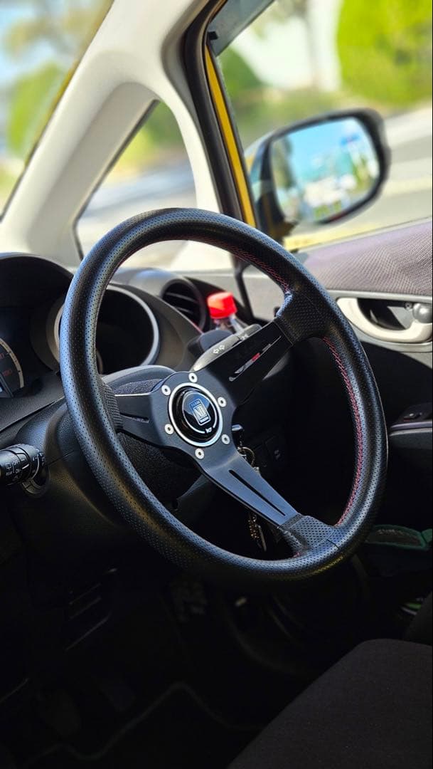 【中古美品☆】Nardi ステアリング 黒　350mm（ホーンボタン付）