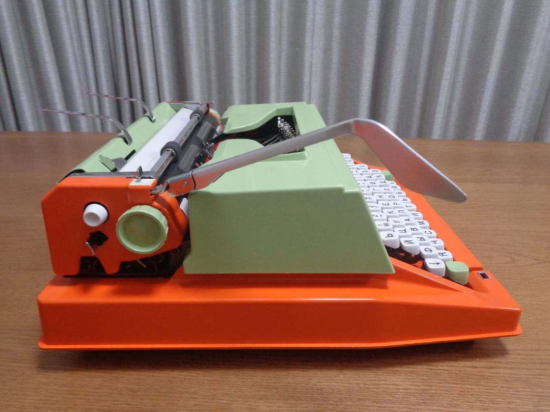 完動品　HERMES 3000 エルメスタイプライター ロシア語 カスタムカラー