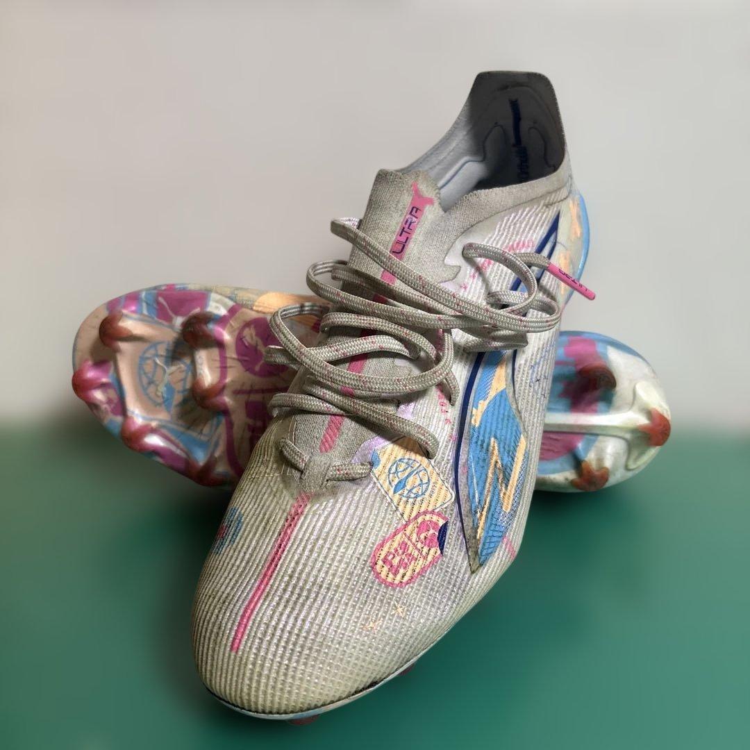 軽量グレー/マルチカラーサッカーシューズFGソール