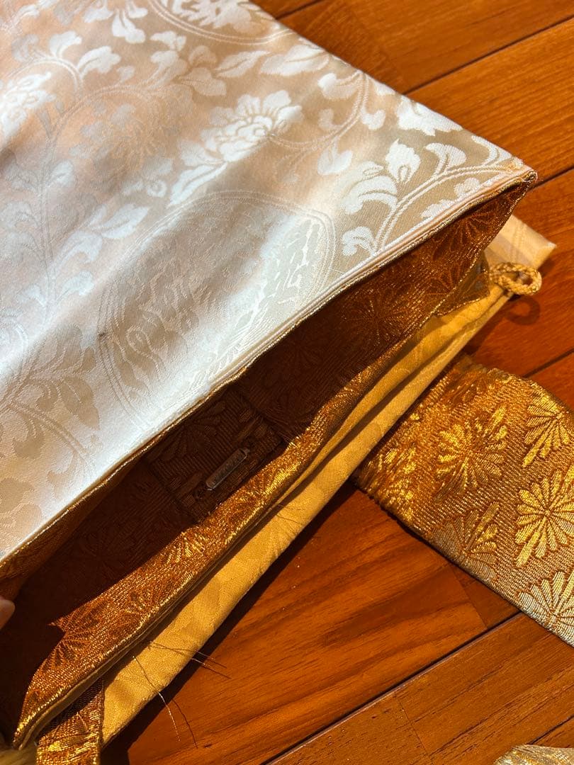 伝統的な金色の衣桁