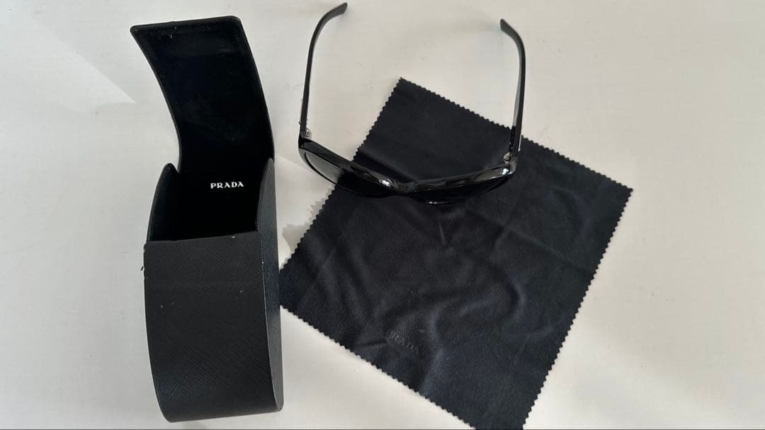 Prada ブラック サングラス