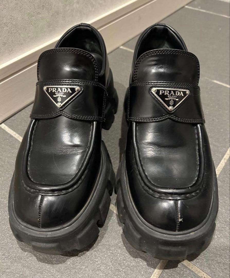 PRADA モノリス ブラッシュドレザー ローファー