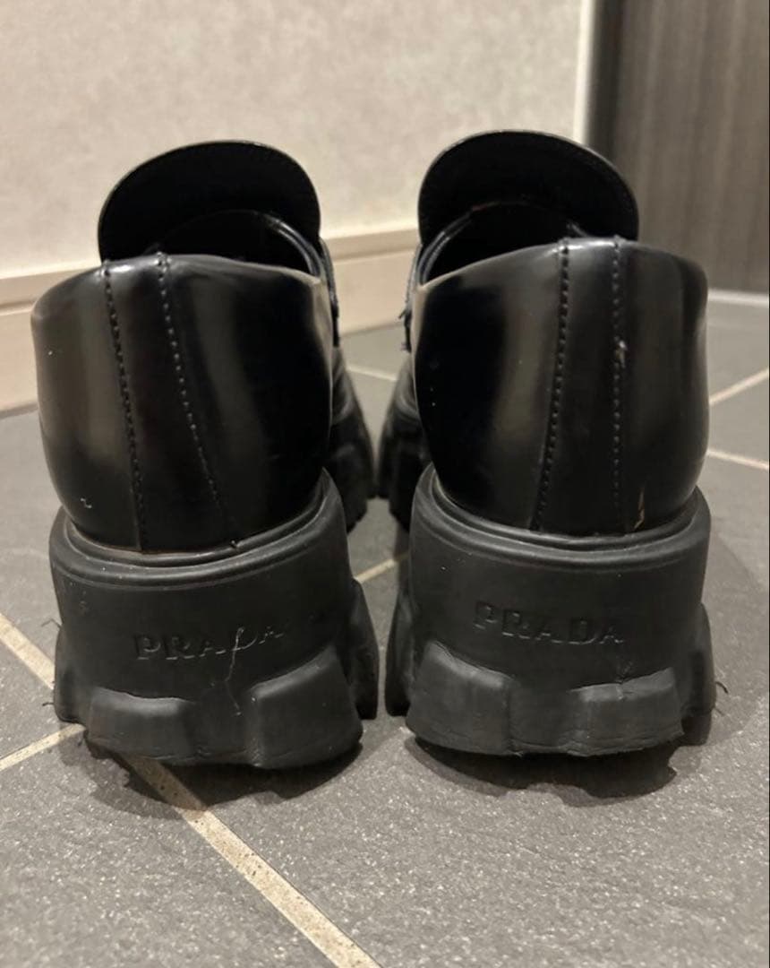 PRADA モノリス ブラッシュドレザー ローファー