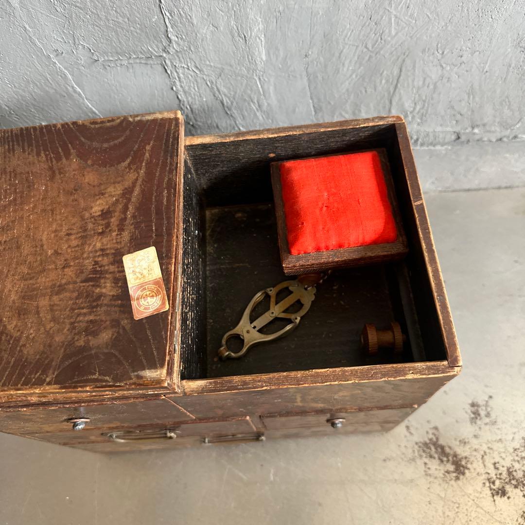 とても味のある裁縫箱ヴィンテージ　木製箪笥 収納に！