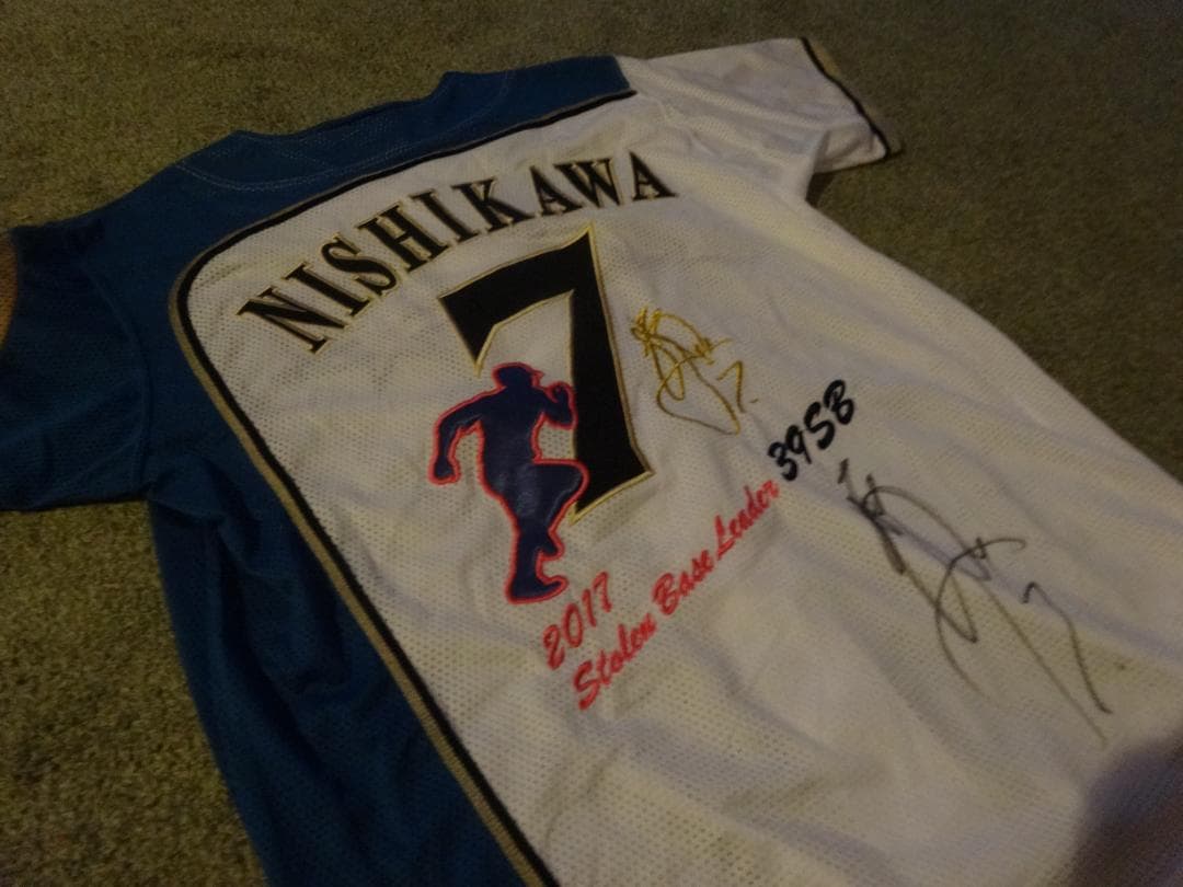 西川遥輝　2017盗塁王　記念ユニフォーム　直筆サイン入り　ヤクルトスワローズ
