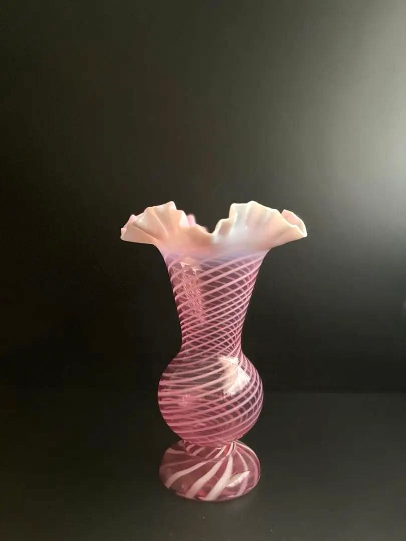 692 骨董 アンティーク ピンクオパール渦巻き紋様花瓶 フリルガラス 明治