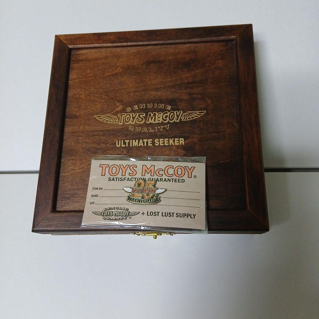 トイズマッコイ ロゴ入り木製アクセサリーボックス 25周年記念ピンバッジ