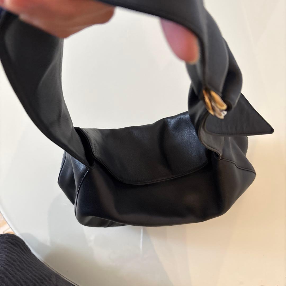 【Cartierカルティエ本物】黒のハンドバッグ ゴールドリング付き