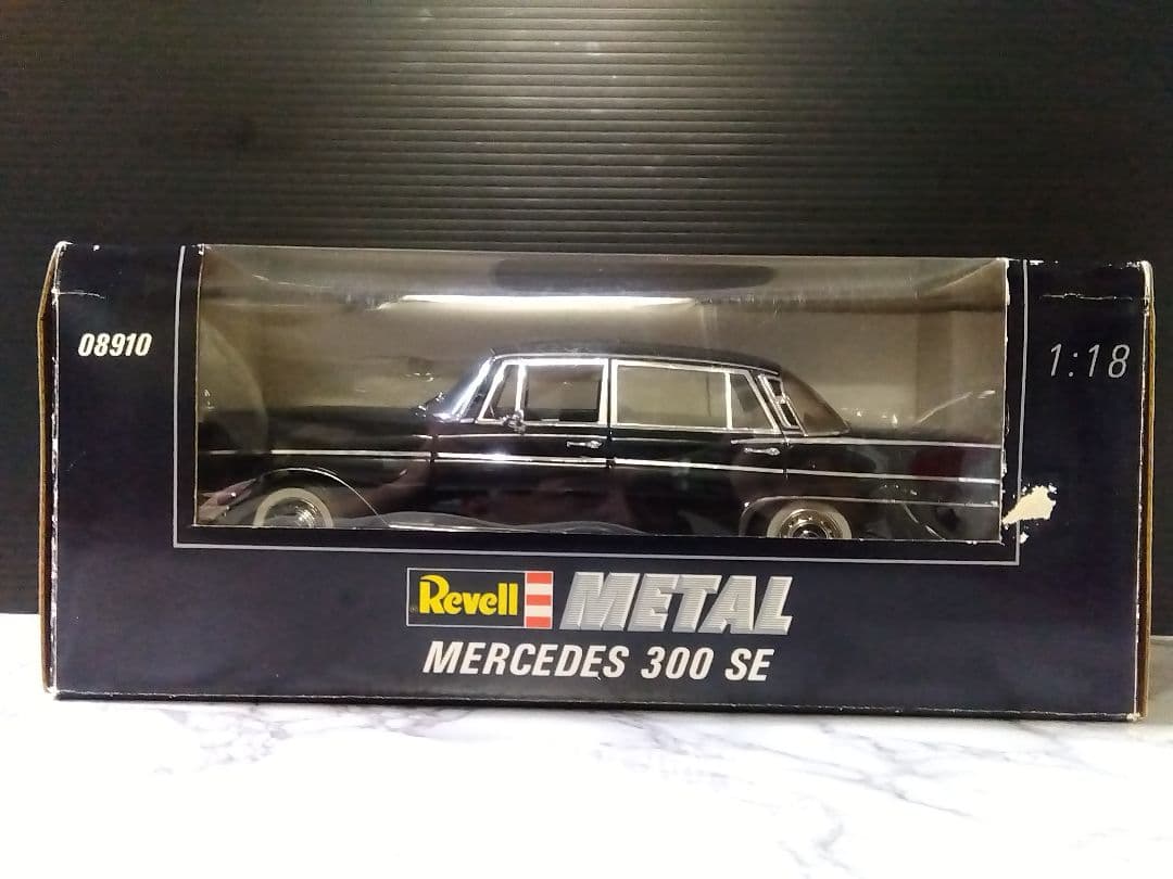 メルセデス・ベンツ 300 SE( ハネベン) 1/18 ブラック