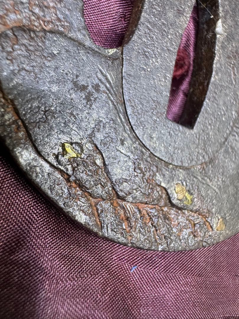 上作　刀苑社審查委員會　認定書　会津　正阿弥　関羽之鐔　鉄丸型両櫃関羽の高彫象嵌