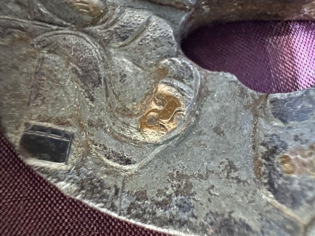 上作　刀苑社審查委員會　認定書　会津　正阿弥　関羽之鐔　鉄丸型両櫃関羽の高彫象嵌