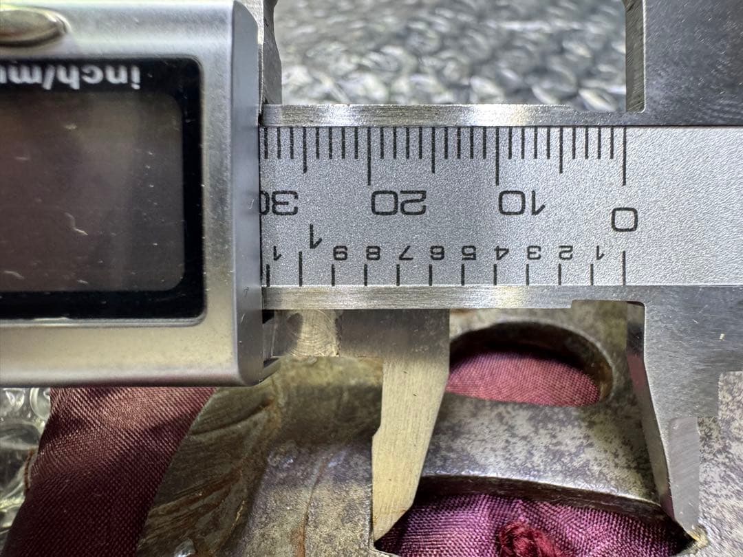 上作　刀苑社審查委員會　認定書　会津　正阿弥　関羽之鐔　鉄丸型両櫃関羽の高彫象嵌