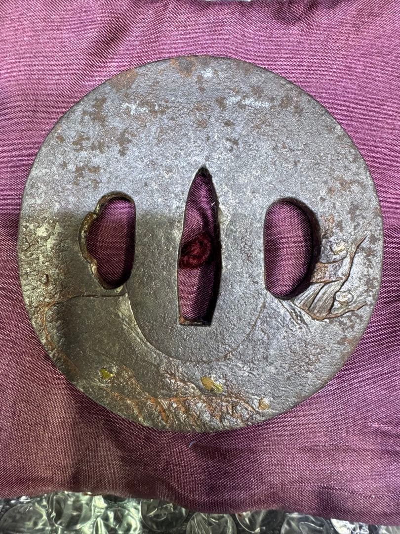 上作　刀苑社審查委員會　認定書　会津　正阿弥　関羽之鐔　鉄丸型両櫃関羽の高彫象嵌