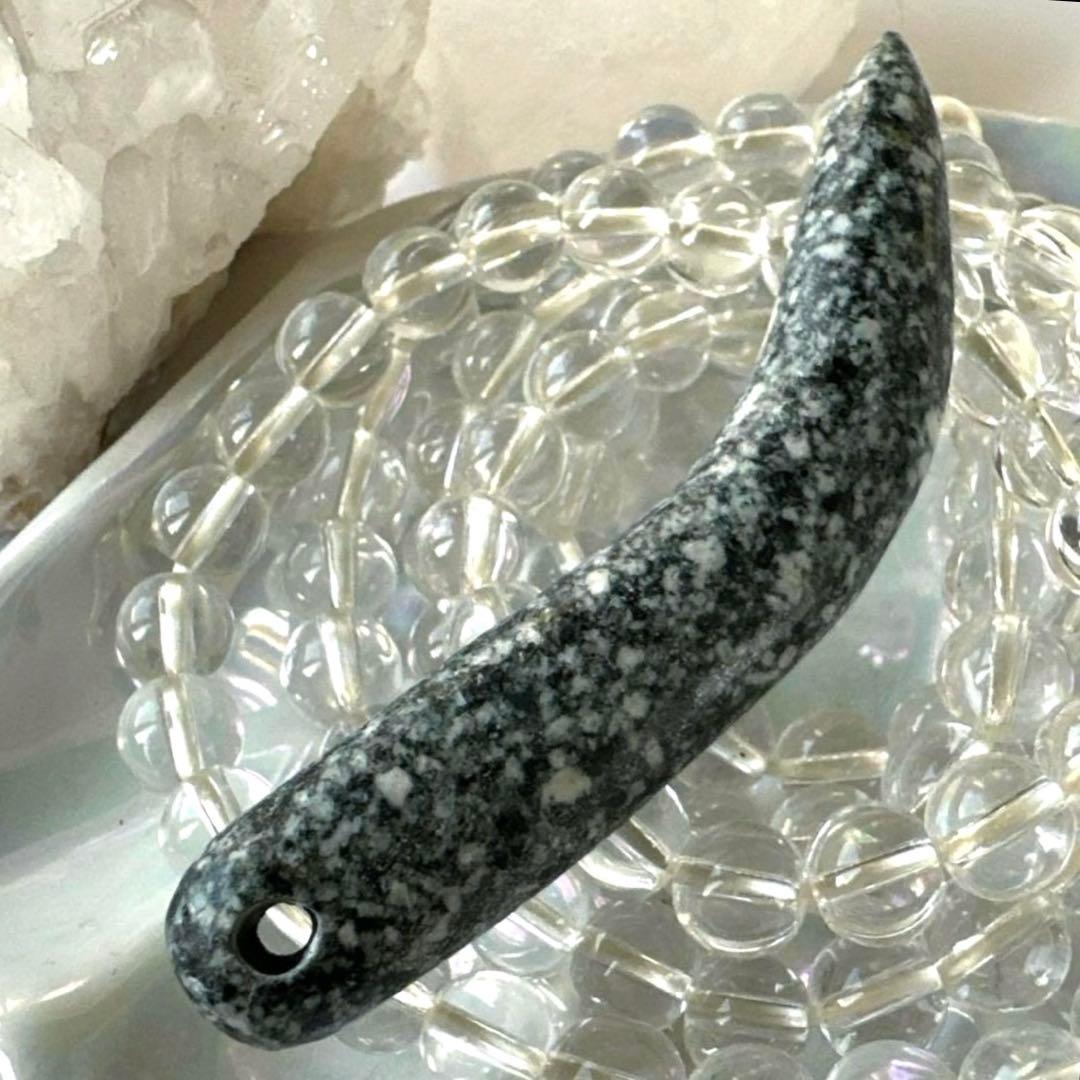 遠野の霊石　牙型　獣型　牙勾玉　高波動　ハンドメイド　7.8cm大