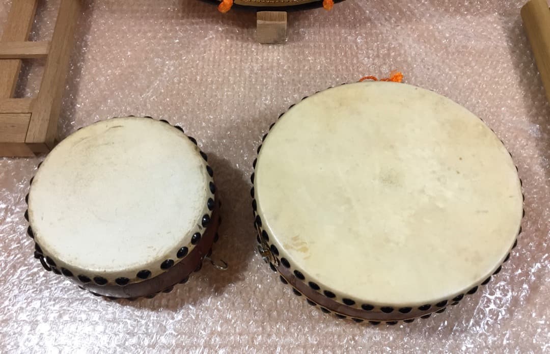 締太鼓 セット 約35cm 和楽器 蒔絵 小型和太鼓2個 締太鼓台 撥4本 付き