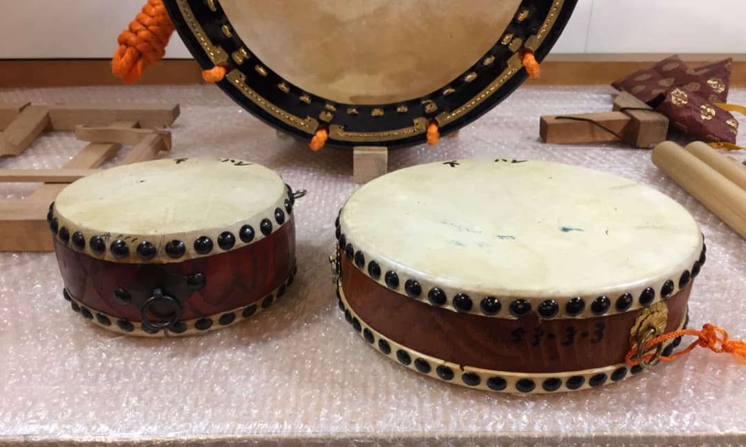 締太鼓 セット 約35cm 和楽器 蒔絵 小型和太鼓2個 締太鼓台 撥4本 付き