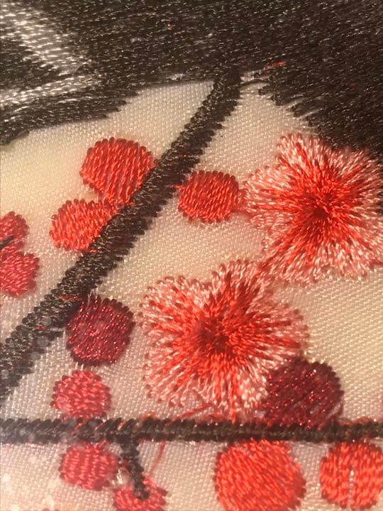 珍しい刺繍絵です。(顔料を使用して手描きではない)