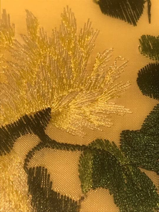 珍しい刺繍絵です。(顔料を使用して手描きではない)