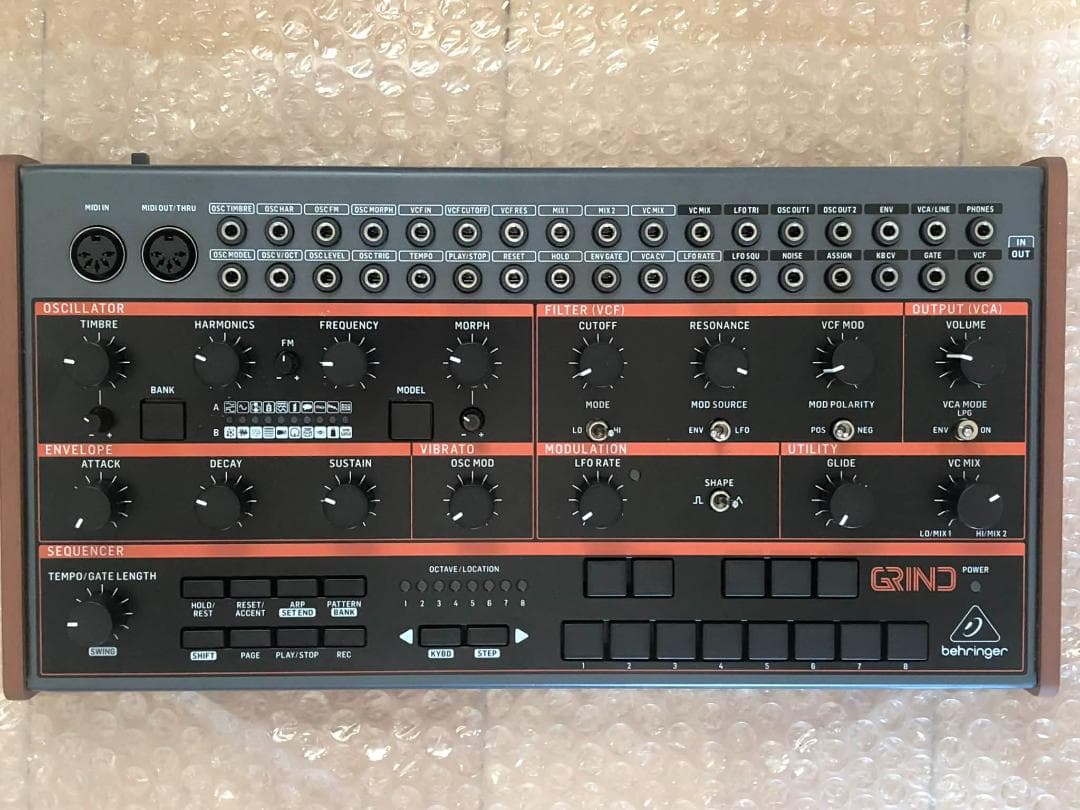 Behringer Grind セミモジュラーシンセサイザー