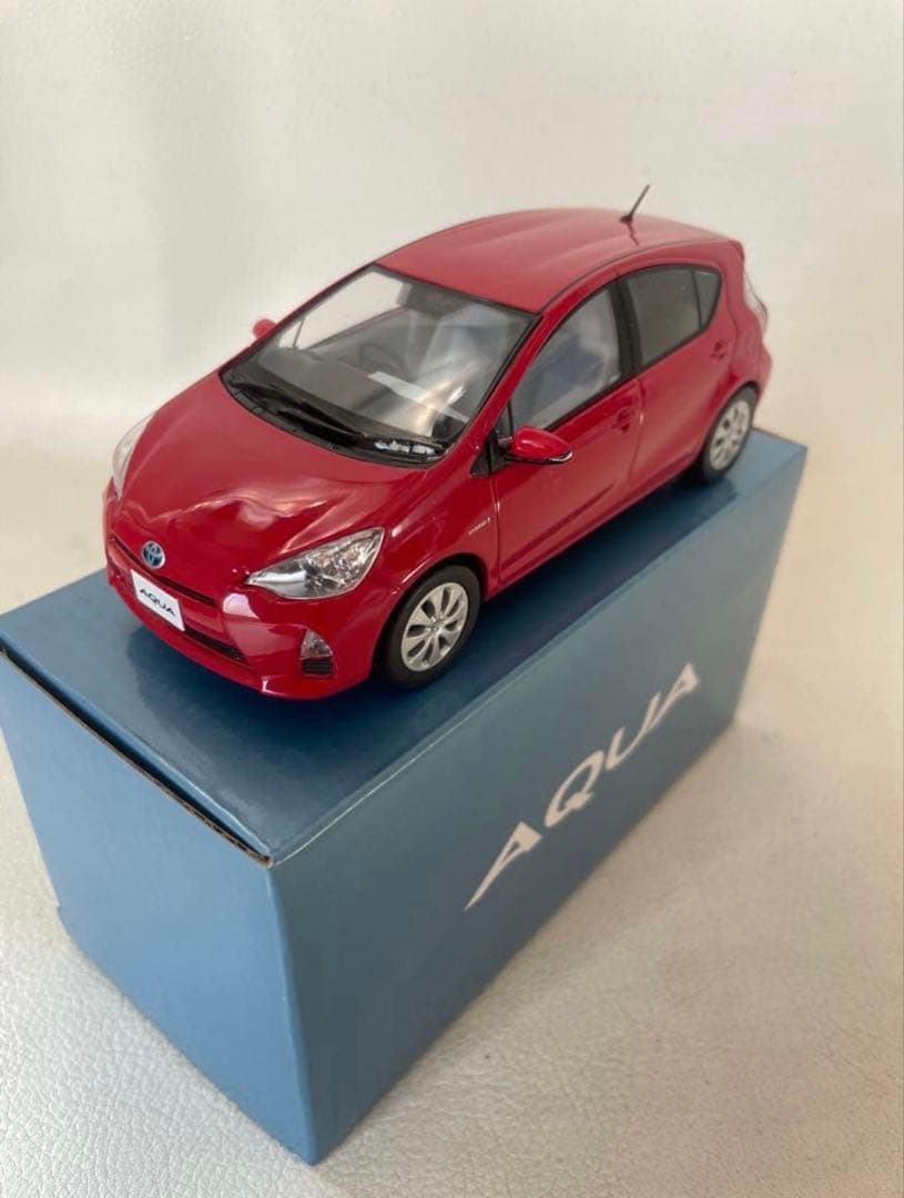 トヨタ アクア NHP10 前期ミニカー ⑥ 3P0 スーパーレッドⅤ 非売品