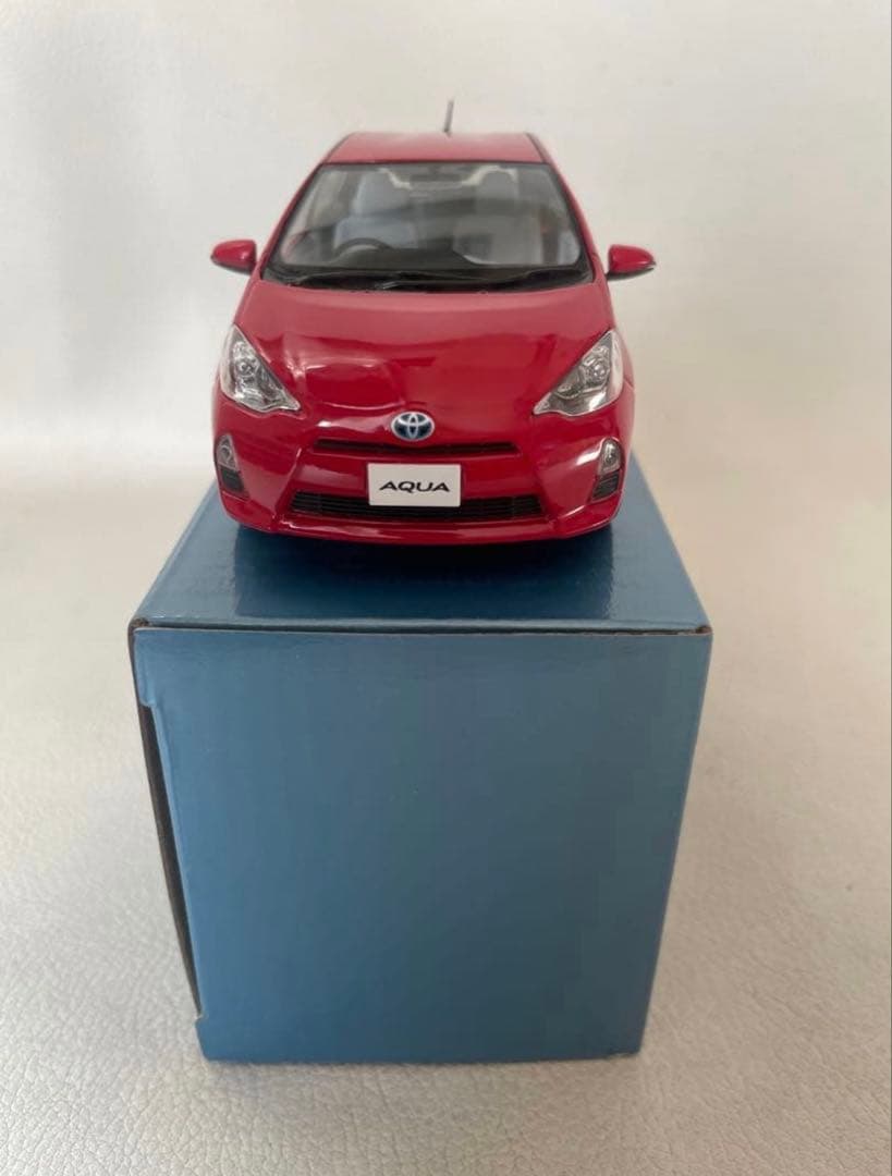 トヨタ アクア NHP10 前期ミニカー ⑥ 3P0 スーパーレッドⅤ 非売品