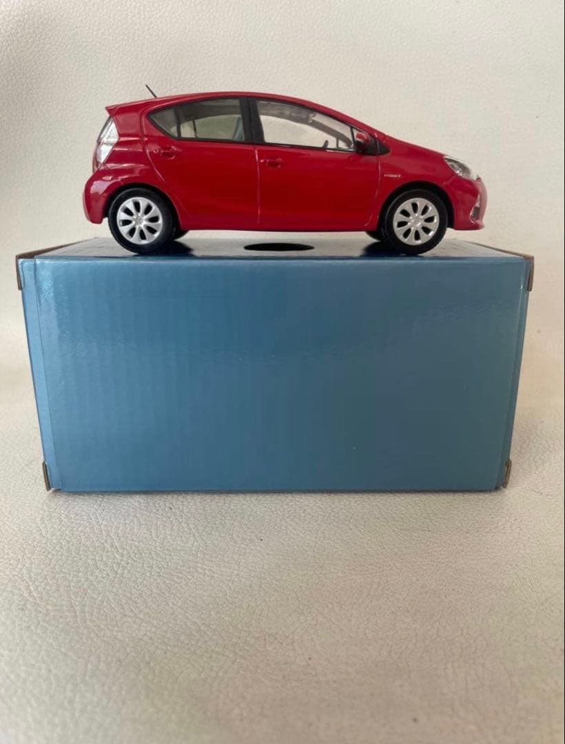 トヨタ アクア NHP10 前期ミニカー ⑥ 3P0 スーパーレッドⅤ 非売品