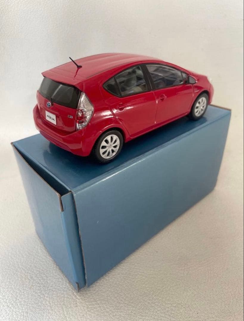 トヨタ アクア NHP10 前期ミニカー ⑥ 3P0 スーパーレッドⅤ 非売品