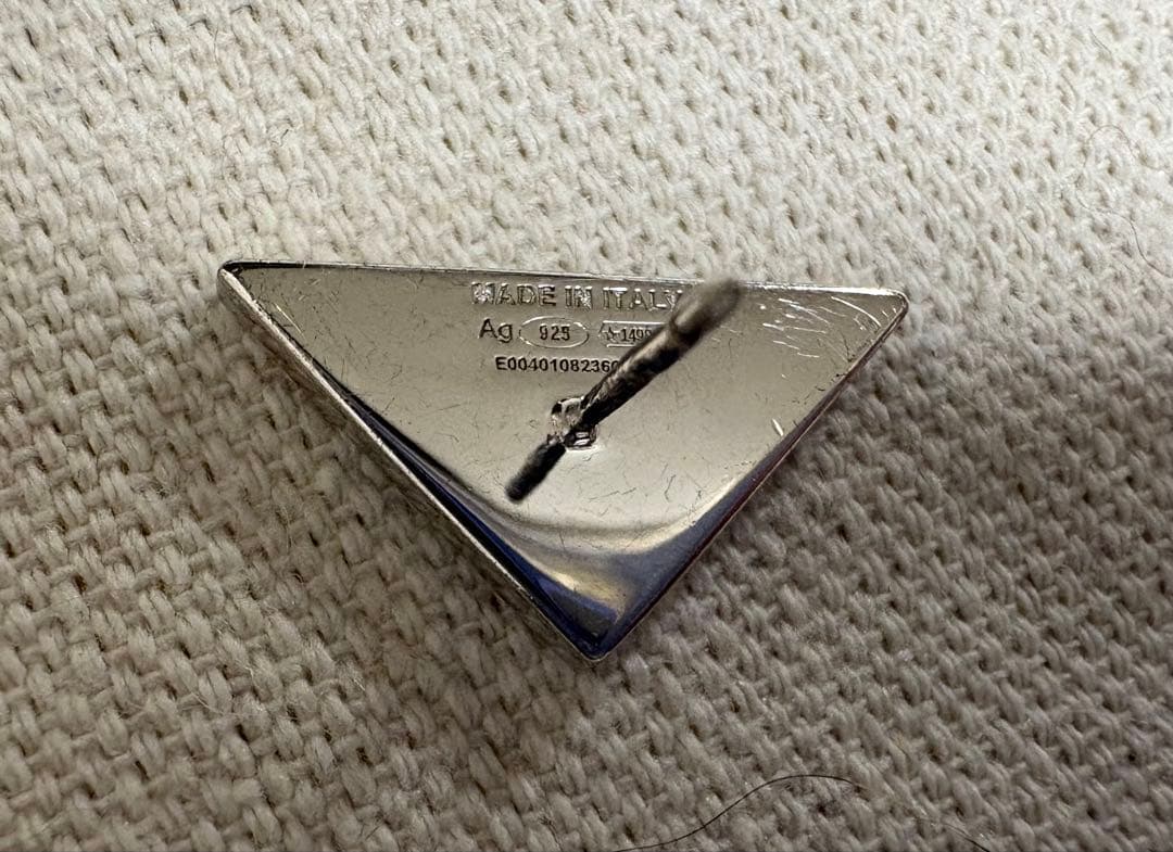 PRADA ロゴ ピアス 片耳のみ