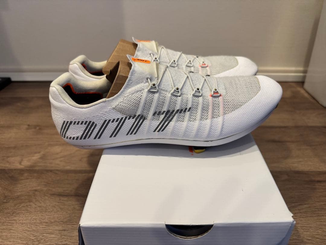 DMT (ディーエムティー） POGIS ホワイト 42サイズ(26.8)