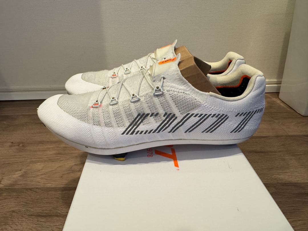 DMT (ディーエムティー） POGIS ホワイト 42サイズ(26.8)