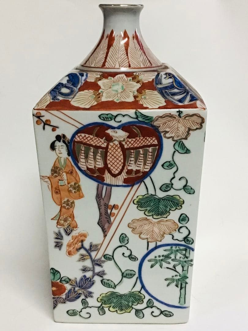 和風女性と花模様の陶器瓶