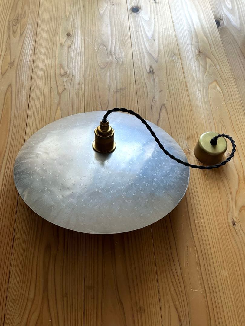 鎚目模様のシェードランプ E26 アルミ、真鍮シーリングカップ付 toolbox