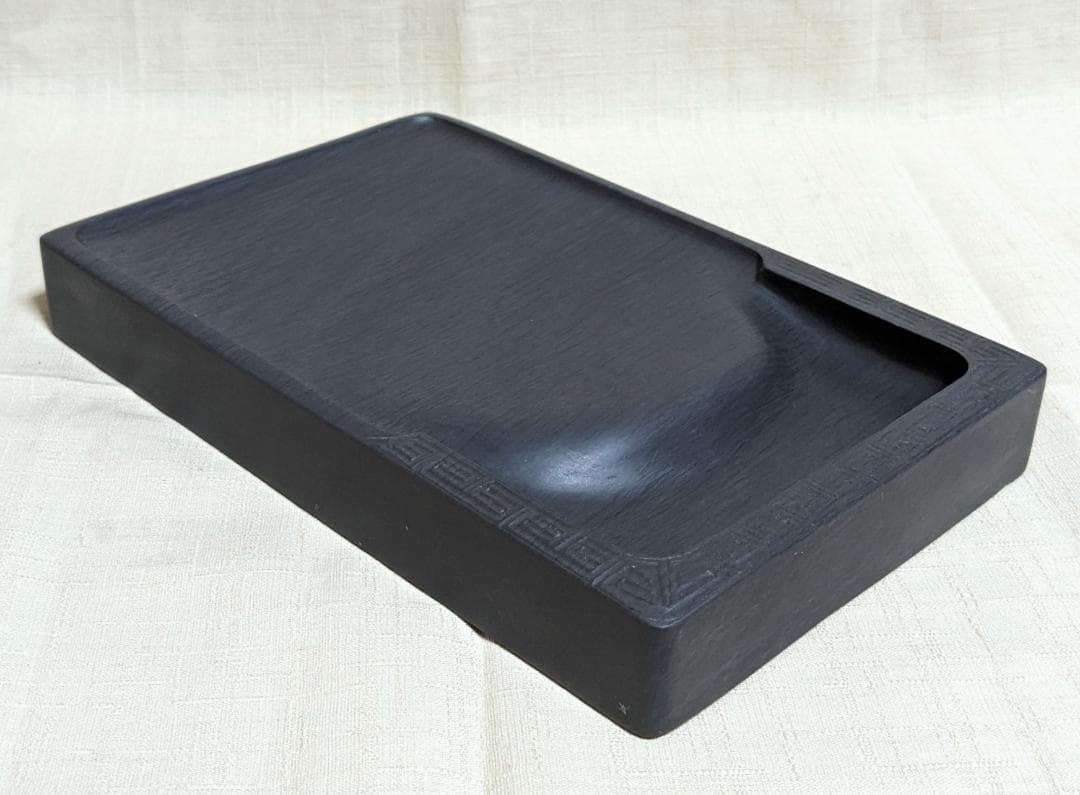 ■歙州硯■蒼黒中に穏やかな水波細羅紋■雷文彫琢の門字長方硯■約8吋■唐木箱