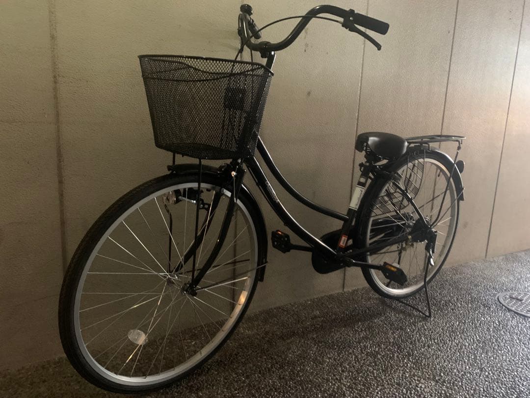 黒いシティサイクル 26インチ 前面バスケット付き