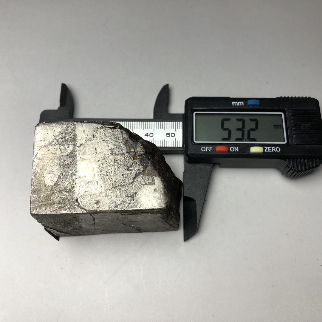 アルタイ隕石　エンドカット 鉄隕石　外皮付き隕石　原石　重さ約455ｇ