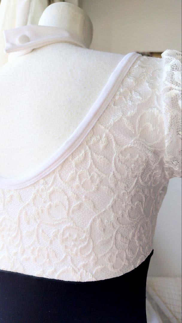 S～Mサイズ／チューリップ柄レースの胸元ギャザーが豪華な娘役レオタード白黒