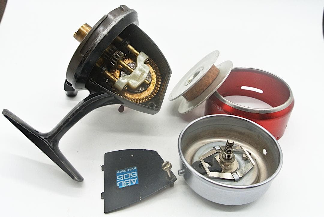 ABU 505 クローズドフェイス スピニングリール