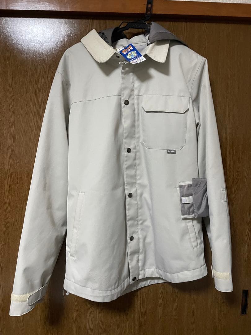 DLITE スノボウェア フード付きホワイトジャケットブラックズボン