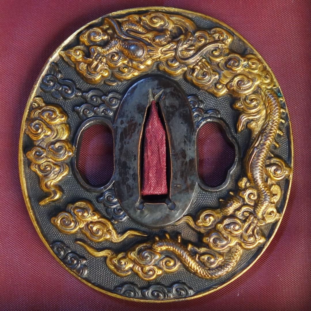 【雲龍図鍔 赤銅魚子地 高肉彫 鍍金】(鍔箱・布団付) 鍔 鐔 刀装具 武具