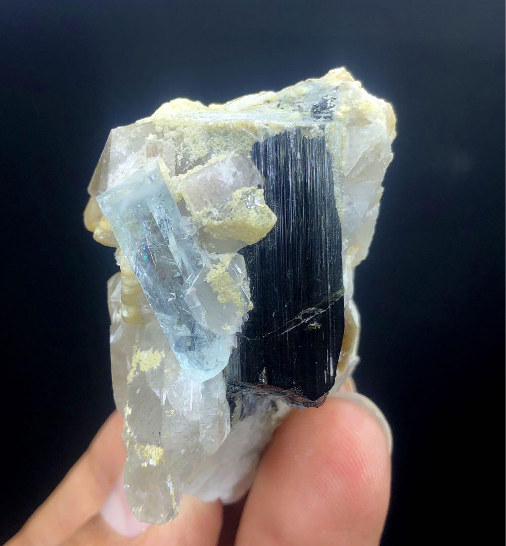 ショールトルマリン、クォーツ、マイカの標本を含む天然アクアマリン