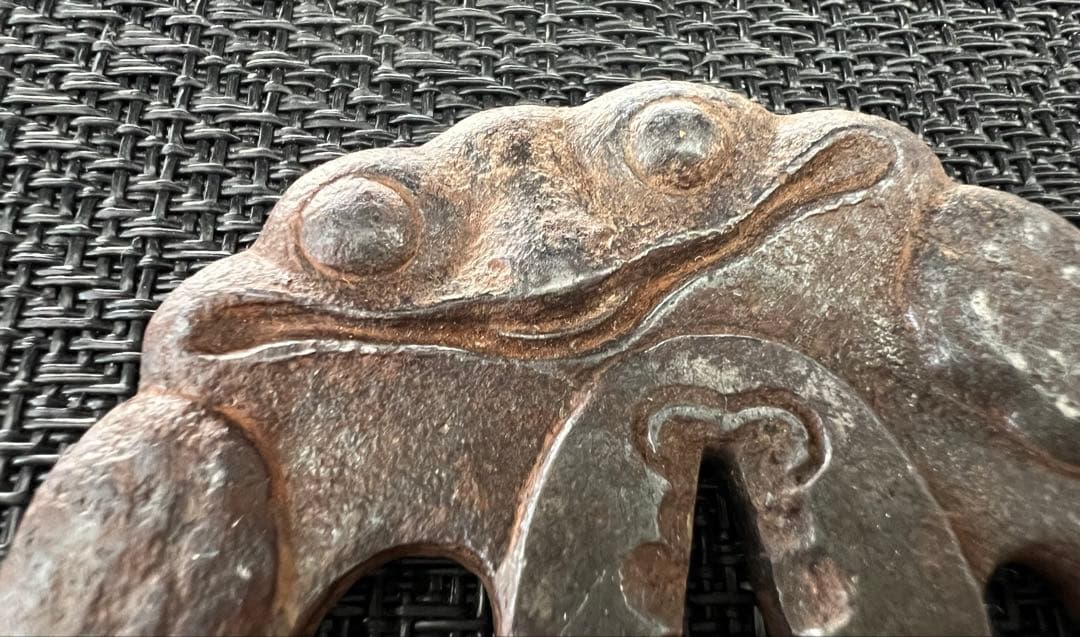 刀装具 刀鍔 蛙文様 鉃地 年代物 無銘 箱付き アンティーク