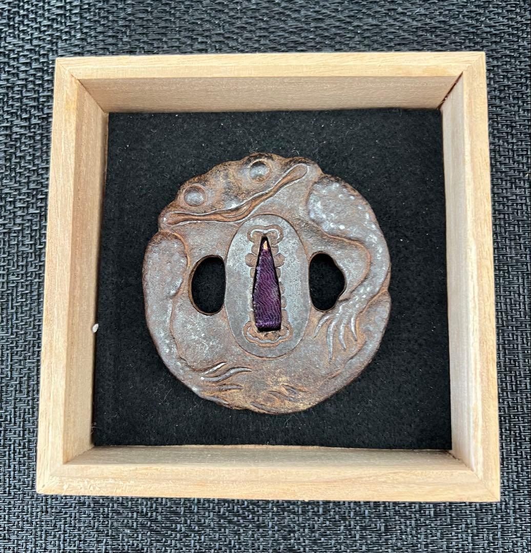 刀装具 刀鍔 蛙文様 鉃地 年代物 無銘 箱付き アンティーク