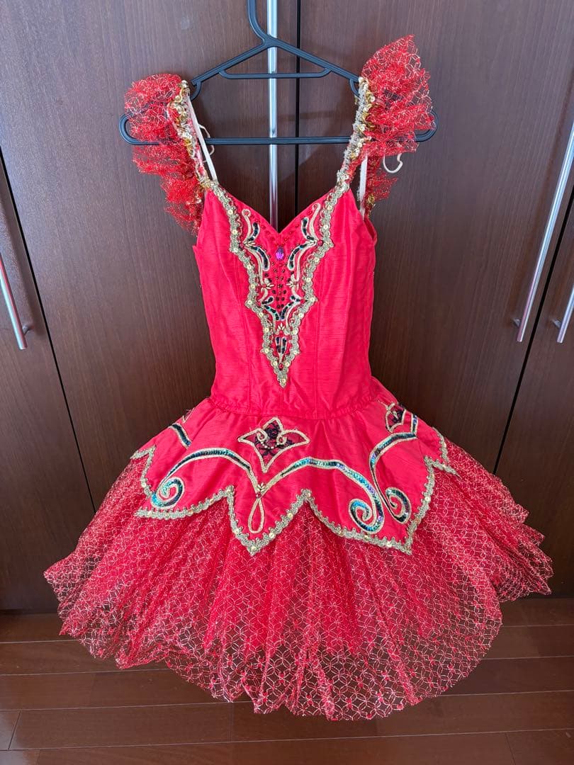 赤いバレエチュチュ　袖のフリル付き