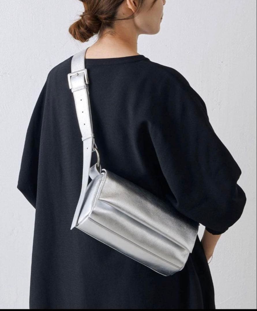 ビアズリー BEARDSLEY ボディバッグ レザー シルバー