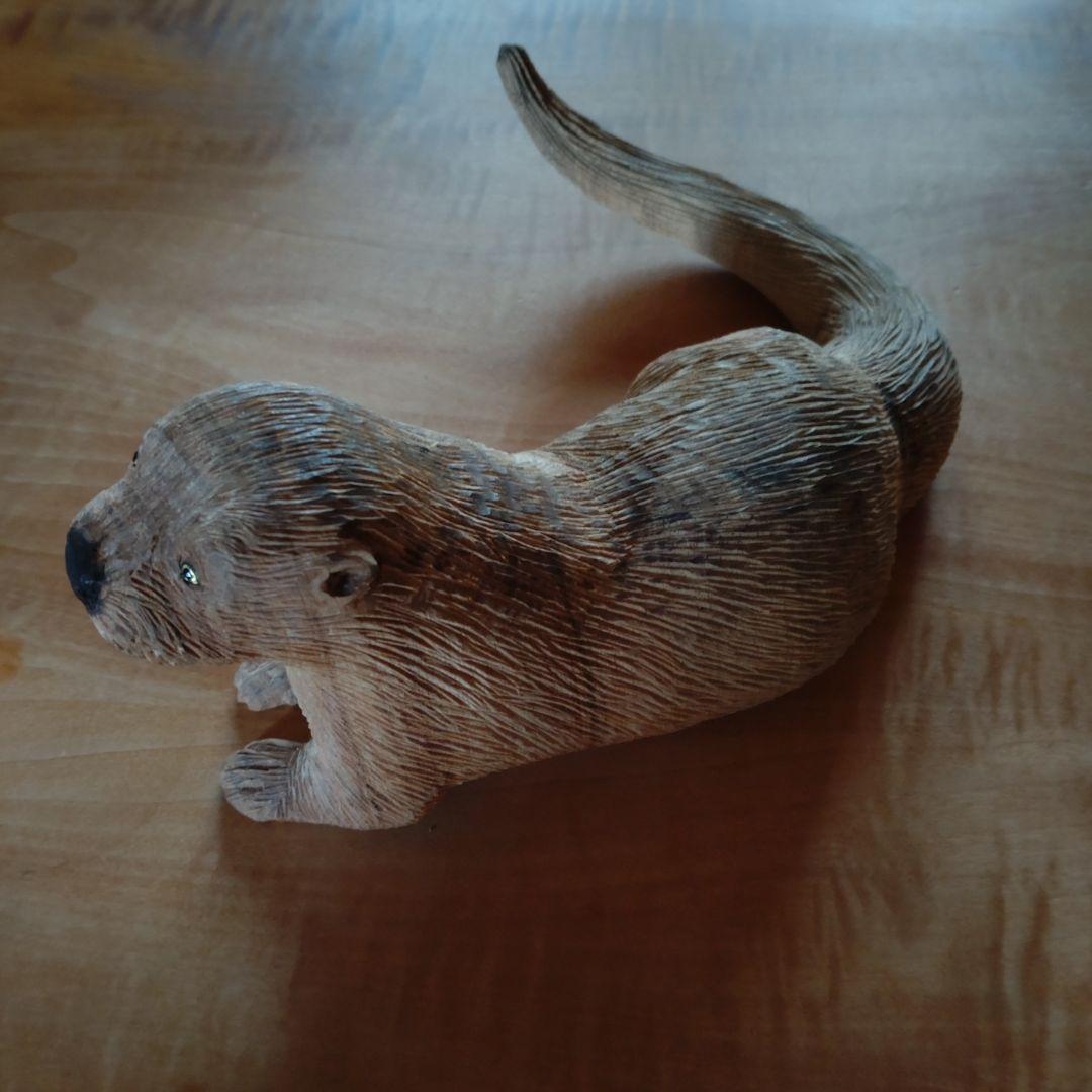 竹内紋子作　「カワウソ」　クスノキに彩色、金箔　木彫