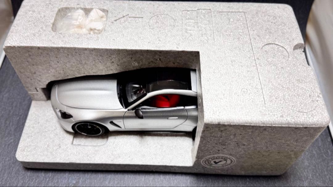 メルセデスAMG GT63 4MATICクーペ ハイテックシルバー 1/18