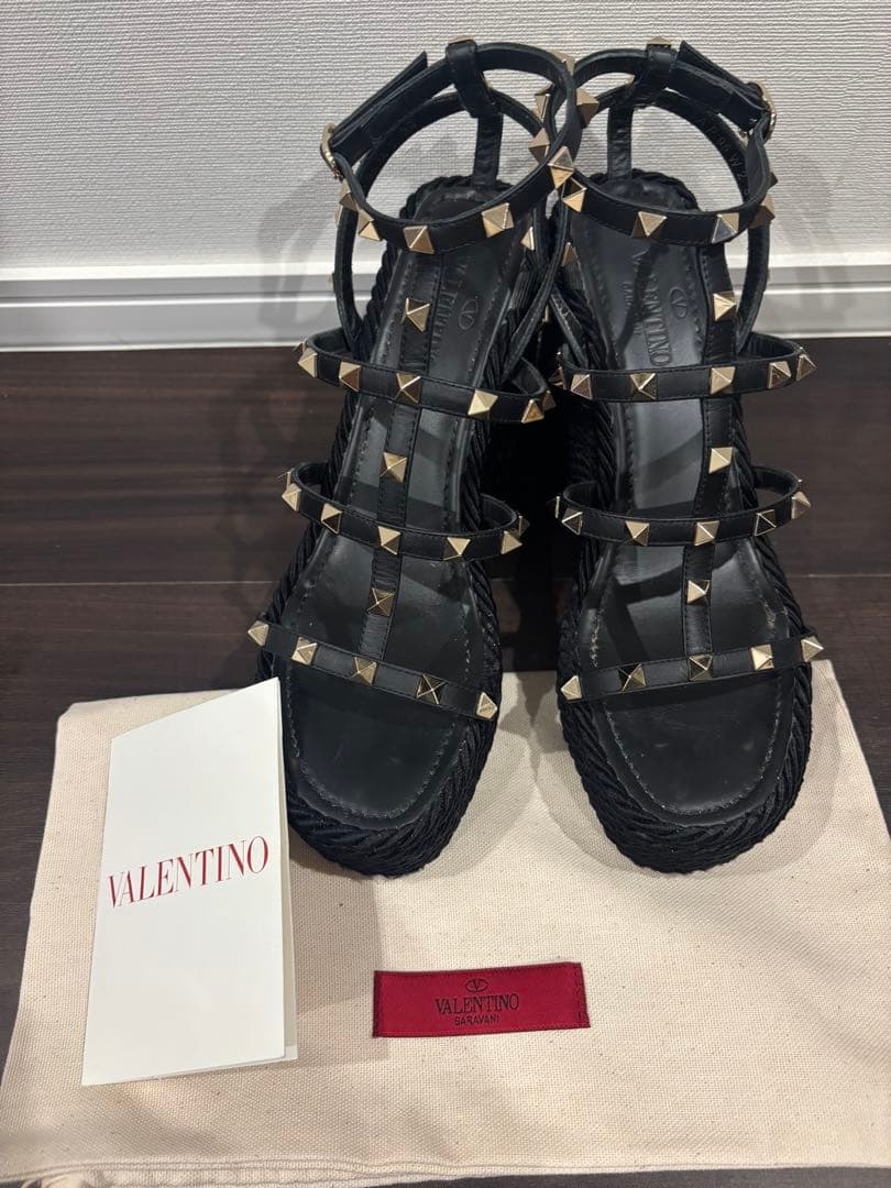 美品VALENTINO ロックスタッズカーフスキンストラップウェッジサンダル