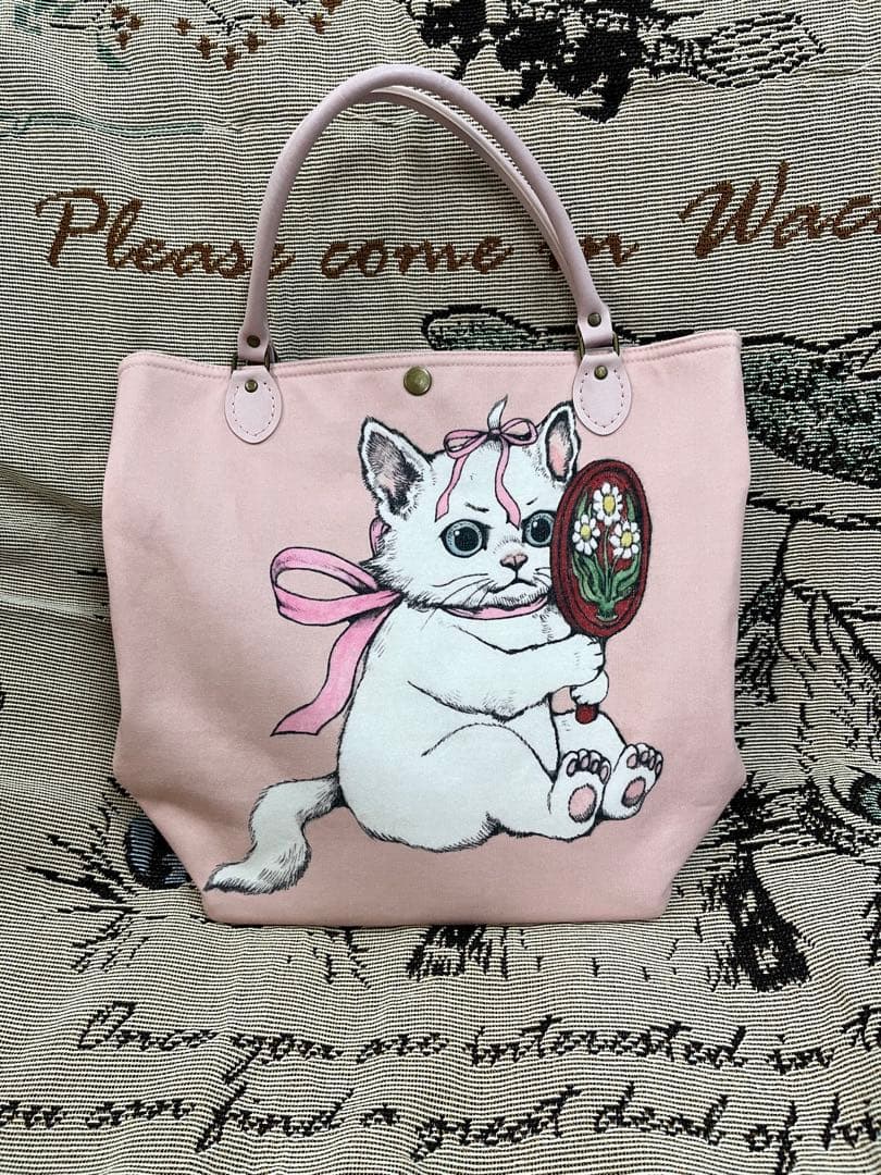 ヒグチユウコのTシャツから作成の、お洒落な猫イラストのピンク トートバッグ