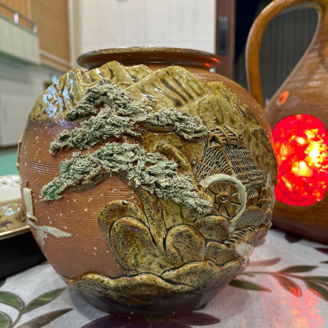 信楽焼の山と松の彫刻花瓶